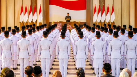 Gresik Kukuhkan 75 Paskibraka: Bupati Tekankan Pengabdian dan Keteladanan