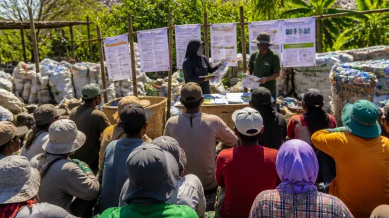 KPU Gianyar Bawa Pendidikan Politik ke TPA Temesi: Tukang Pilah Sampah Dipastikan Memiliki Hak Pilih Sama