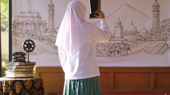 Peraih Radar Jember Awards 2026, Putri Jember Khilma Anis Bawa Suara Pesantren ke Kancah Sastra