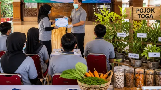 Politeknik Indonusa Perkuat Kader Posyandu di Surakarta dengan Alat dan Pelatihan Ketahanan Pangan