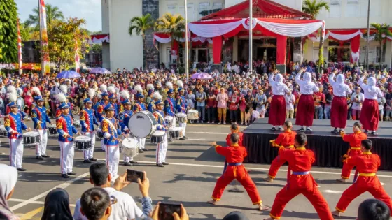Purwokerto: Ratusan Warga Ikuti Jalan Sehat HUT RI, SD Muhammadiyah tampilkan Pantomim dan Tapak Suci