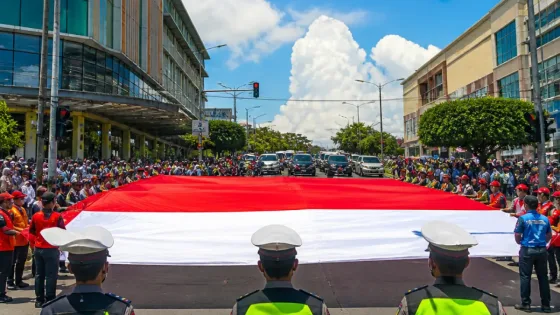 Tarakan: Arus di Simpang GTM Dihentikan Sementara saat Pembentangan Bendera 17 Agustus