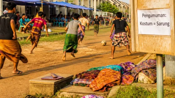 Warga Karawang Ganti Daster dengan Sarung pada Lomba Agustusan di Eternal Village