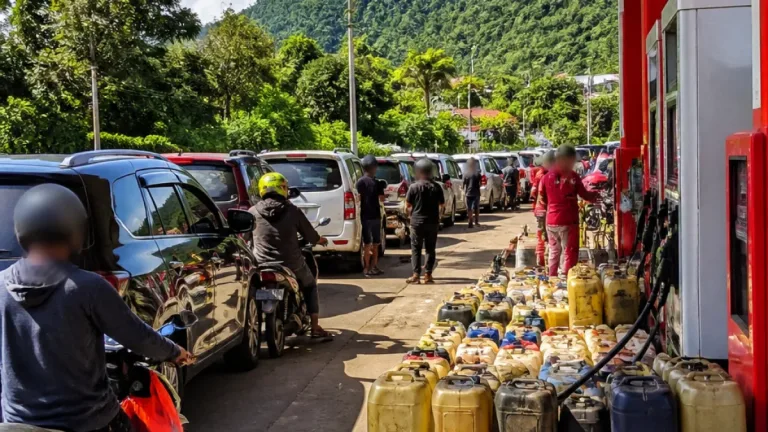 Antrean Panjang dan Jerigen Ramai di SPBU Km 6, Warga Luwuk Mendesak Pengawasan