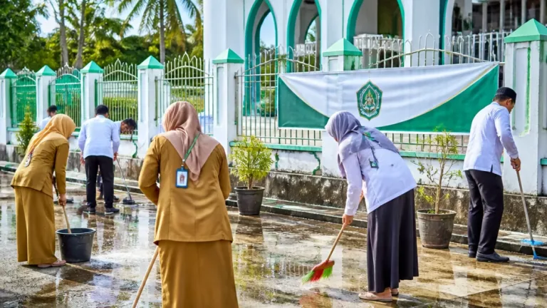 ASN Kemenag Papua Barat Bersihkan Masjid Bersama Pegawai Lintas Agama, Tunjukkan Semangat Toleransi