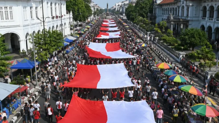 Bogor Gelar Kirab Merah Putih 500 Meter, 3.200 Orang Ikut Bentangkan Bendera