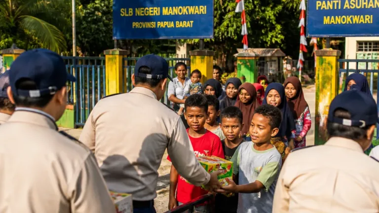 BPN Papua Barat Salurkan Paket Makanan untuk Siswa SLB dan Panti Asuhan di Manokwari