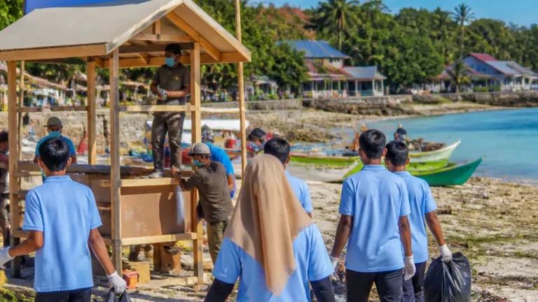 DPC Demokrat Tual Bersihkan Pantai DOR dan Bangun Sarana UMKM Desa Labetawi