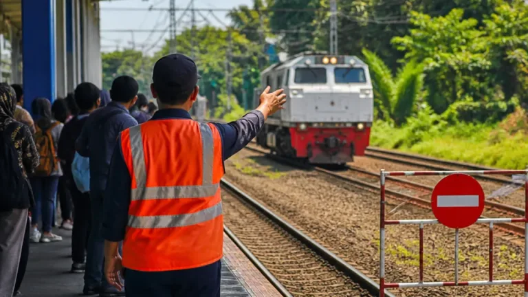 Gangguan Lokomotif Pengaruhi Perjalanan KRL Lintas Cikarang, Perjalanan Bergantian