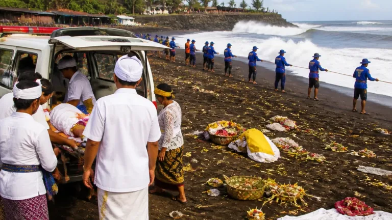 Gelombang Tinggi di Pantai Gianyar, Pemedek Terhempas Saat Upacara Ngelangkir