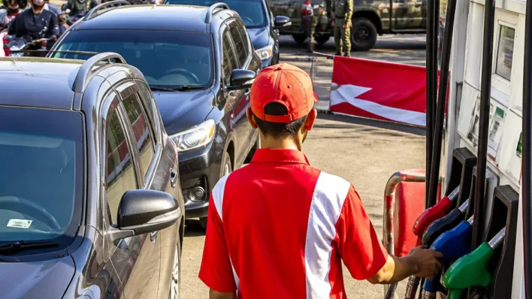 Gubernur Sidak SPBU di Makassar: Empat Nozzle Dilayani Satu Operator, Antrean Mengular