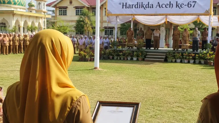 Guru MIN 5 Aceh Jaya Raih Penghargaan Guru Dedikatif atas Kontribusi Literasi