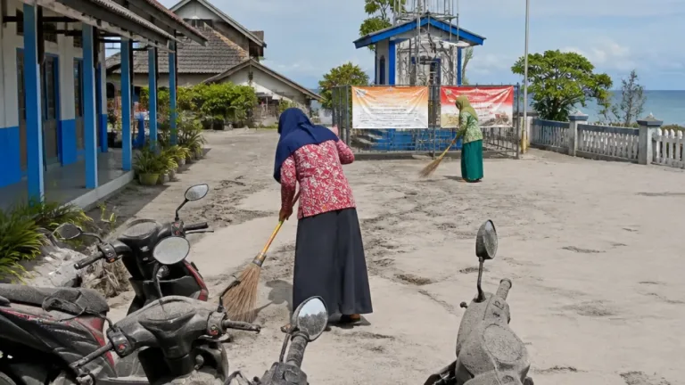Hujan Abu Vulkanik Anak Krakatau Ganggu Aktivitas dan Kesehatan Warga Pesisir Serang