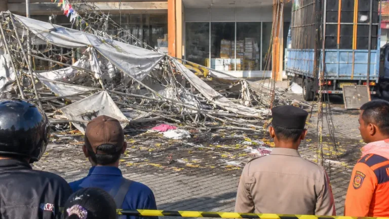Kanopi Apotek Roboh di Jember, Seorang Warga Tewas saat Persiapan Karnaval