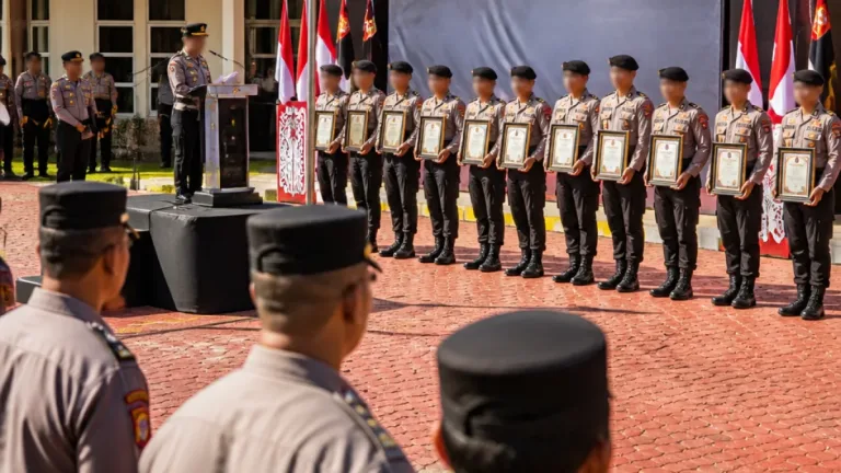 Kapolda Papua Tengah Beri Penghargaan pada 12 Personel Polsek Ilu atas Tindakan Evakuasi di Luar Wilayah