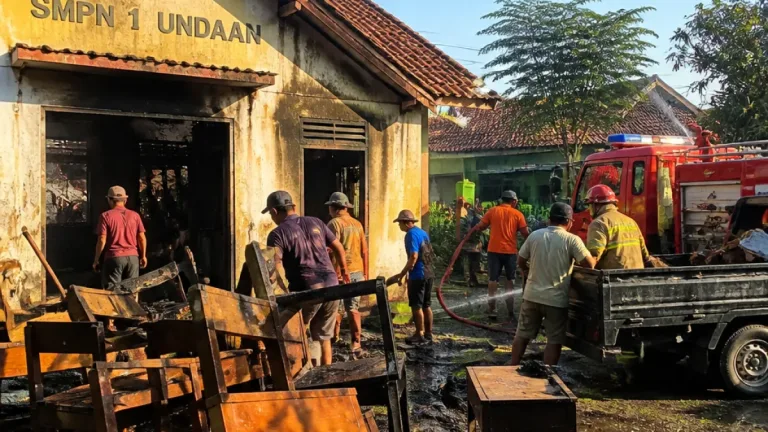 Kebakaran Gudang di SMPN 1 Undaan, Tim Desa dan Damkar Tanggap Cepat di Kudus
