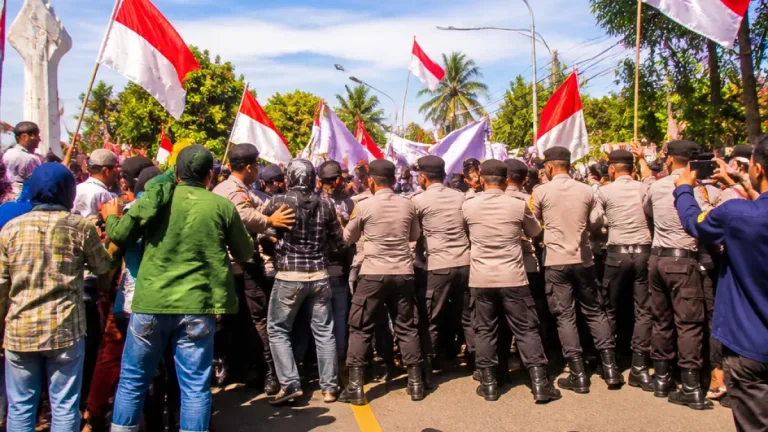 Keributan Saat Gerak Jalan HUT ke-81 di Baubau Dipicu Saling Sahut Yel-yel