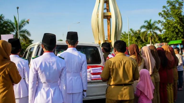 Kesbangpol Bangka Selatan Bagikan 2.000 Bendera Merah Putih untuk Memeriahkan HUT RI ke-81