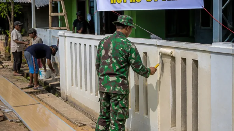 Koramil 01/Dumai Perbaiki Rumah Veteran di Pangkalan Sesai dalam Karya Bhakti HUT TNI