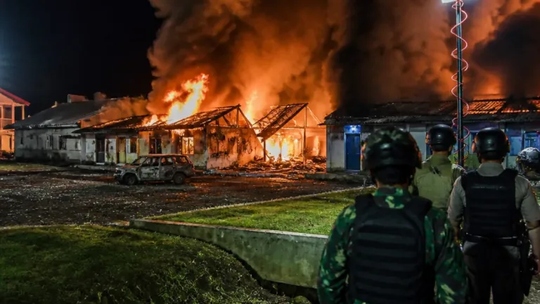 Massa Bakar Tujuh Kantor Pemerintahan di Puncak Usai Penyaluran Dana Desa
