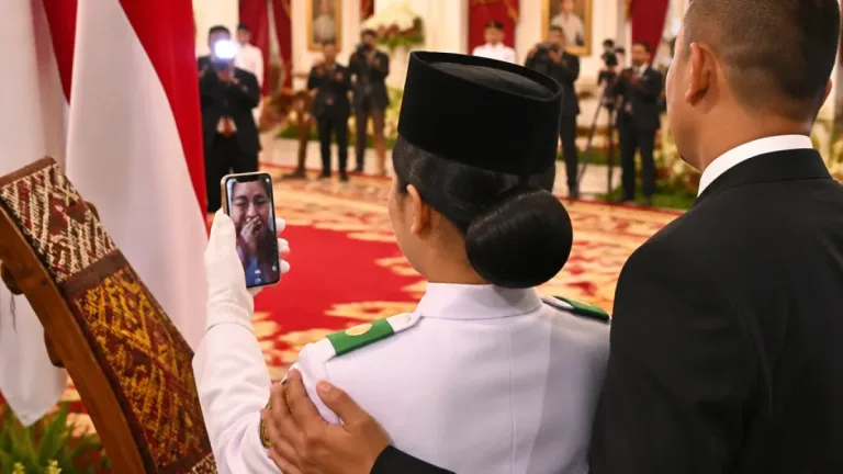 Paskibraka Papua Tengah Menangis Haru Saat Video Call dengan Orangtua Didampingi Wapres di Istana