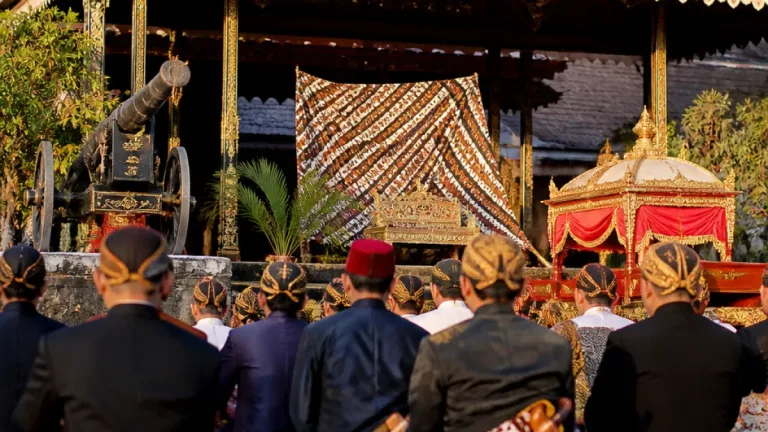 PB XIV Hangabehi Dinobatkan Raja Keraton Surakarta dalam Upacara Adat Lengkap