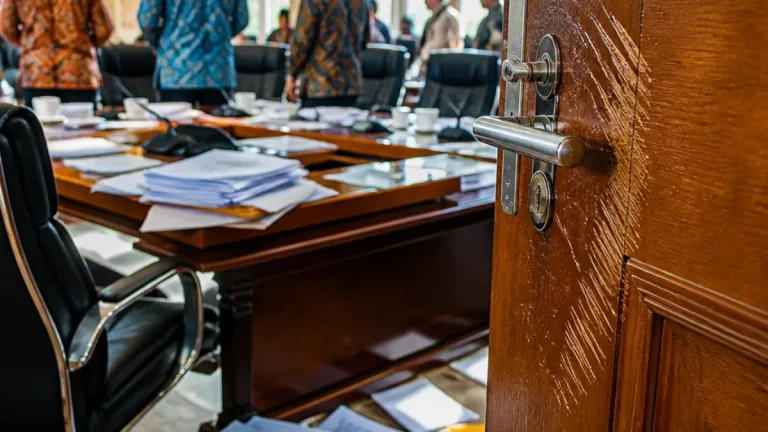 Pembahasan Anggaran 2027 Memanas, DPRD Banyuwangi Hentikan Rapat Usai Anggota Tendang Pintu
