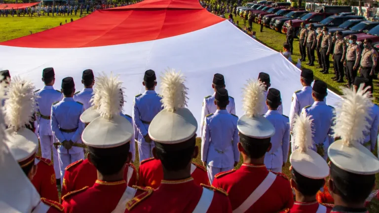 Pembentangan Bendera 81 Meter Memeriahkan Poso, Wujud Kolaborasi Pemerintah dan Polri