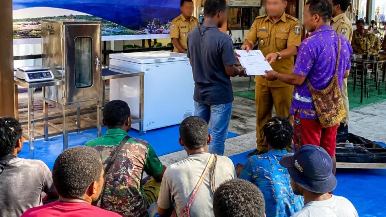 Pemkot Jayapura Latih dan Serahkan Hibah Peralatan Pengolahan Ikan untuk Warga Muara Tami