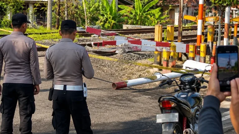 Pemotor di Sleman Terungkap Rusak Palang KA dan Tiang Bendera karena Stres Kuliah