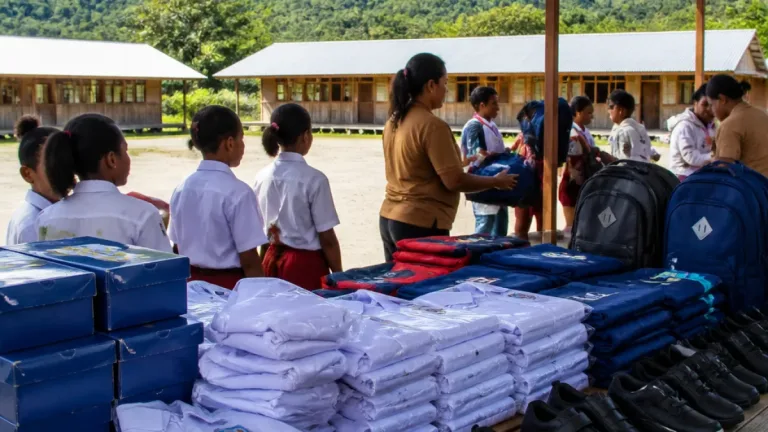 Pertamina Hadir di Doromena, Salurkan Seragam dan Perlengkapan untuk Siswa Pelosok