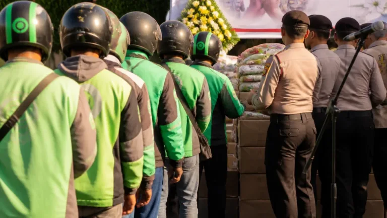 Polres Blitar Pererat Sinergi dengan Komunitas Ojol lewat Doa Bersama dan Bantuan Sembako