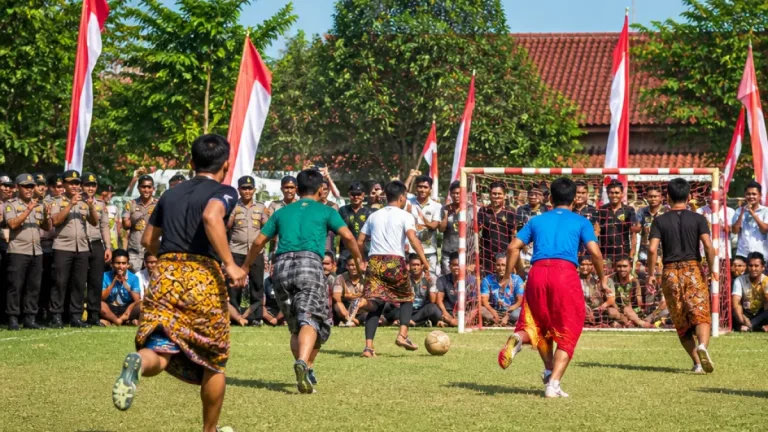 Polres Jombang Gelar Turnamen Mini Soccer Bersarung Memeriahkan HUT RI