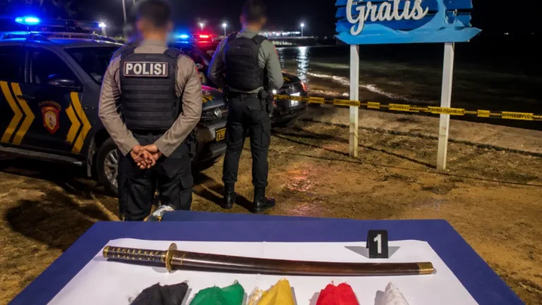 Polres Singkawang Amankan Remaja dan Temukan Pedang di Pantai Gratis Singkawang