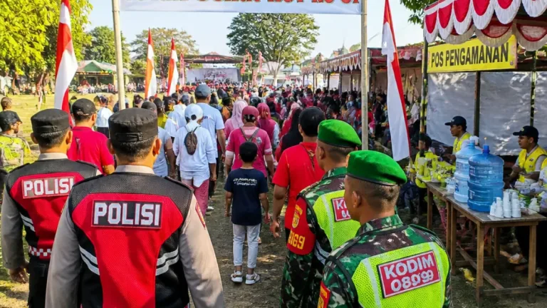 Polsek Mojo Kawal Jalan Sehat HUT ke-81 di Kediri, Tekankan Tertib dan Keamanan