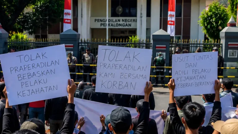 Ratusan Warga Pekalongan Kawal Sidang Praperadilan Kasus Pelecehan di Padepokan Padang Ati