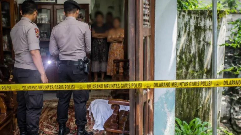 Remaja Ditemukan Meninggal di Rumah Neneknya di Surabaya, Polisi Olah TKP