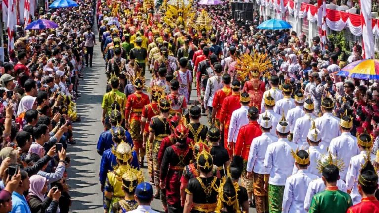 Ribuan Pelajar Ramaikan Karnaval Kebangsaan di Banyuwangi Sambut HUT RI ke-81