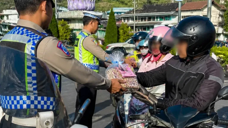Satlantas Polres Batu Bagikan Bingkisan ke Pengendara Taat Lalu Lintas