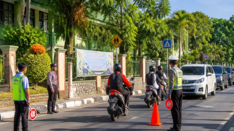Satlantas Polresta Palangka Raya Latih Anggota Ekskul PKS SMAN-1 dalam Pengaturan Lalin