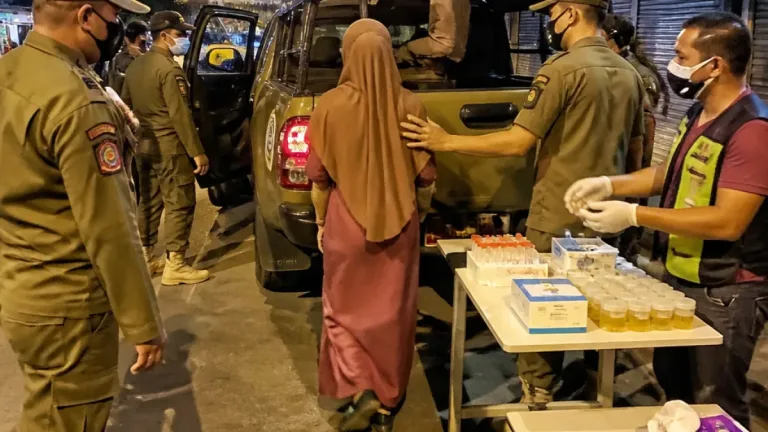 Satpol PP-WH Amankan Pria Berpakaian Wanita di Banda Aceh, Jalani Pemeriksaan Kesehatan