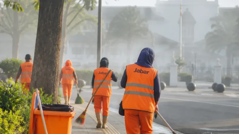 Sekitar 3.000 Warga Jadi Penyapu Jalan Provinsi Jabar dengan Honor Rp 3,3 Juta