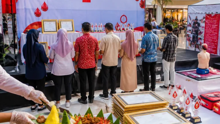 Surakarta Apresiasi 146 Pendonor yang Telah Donorkan Darah Lebih dari 100 Kali
