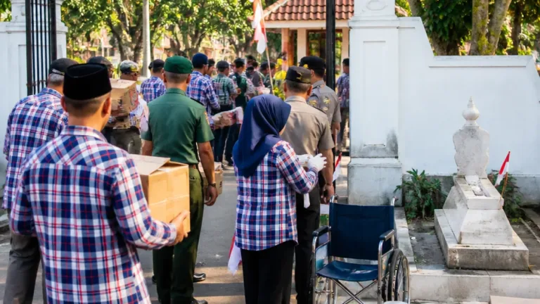 Surakarta: Kodim 0735 Bersinergi dengan Relawan Salurkan Bantuan di Makam Bonoloyo