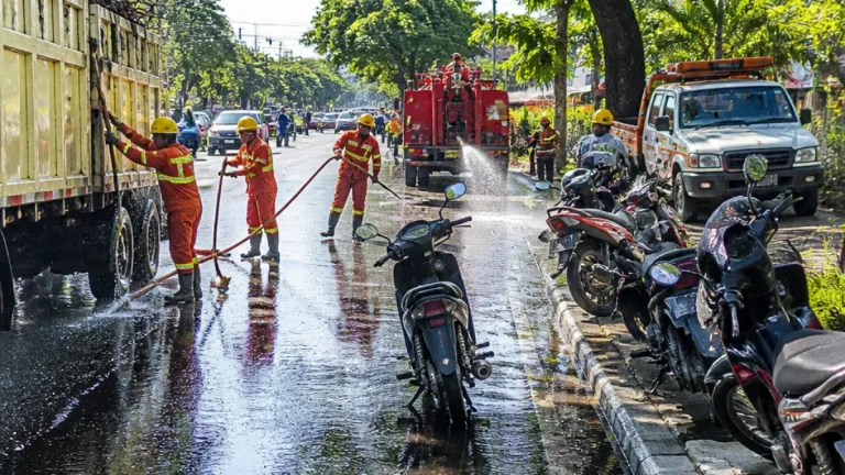Tumpahan Tetes Tebu Buat Jalan Brawijaya Jember Licin dan Picu Beberapa Kecelakaan