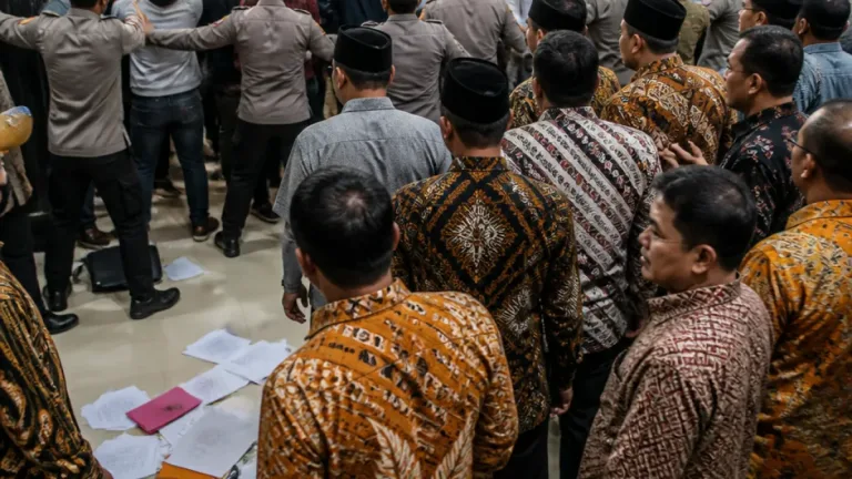 Unjuk Rasa Tolak Pinjaman Rp786 M dan Bentrok Verbal di Gedung DPRD Jember
