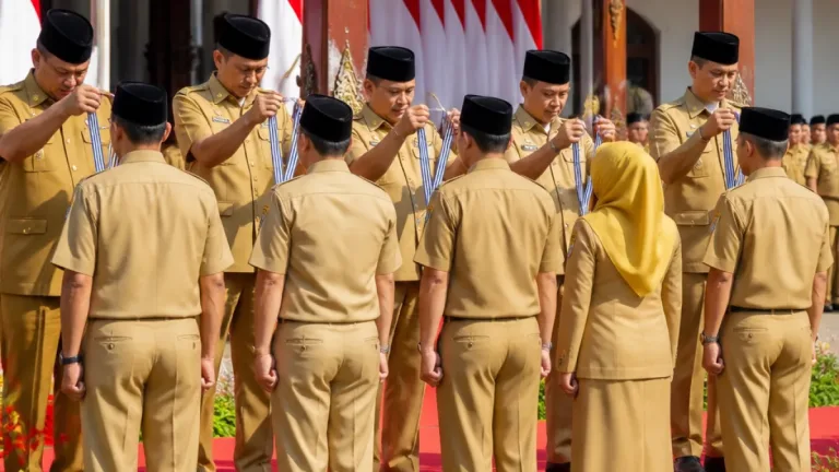 Upacara HUT ke-81, Kabupaten Malang Beri Satyalencana Karya Satya kepada 6 ASN Secara Simbolis