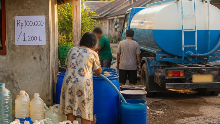 Warga Sungailiat Terpaksa Beli Air Bersih Saat Sumur Rumah Mengering