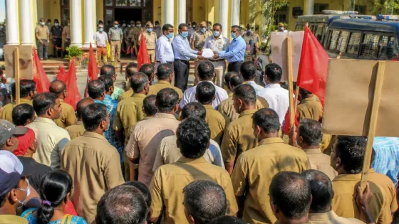 Mysuru panchayat staff protest for immediate implementation of State minimum wage