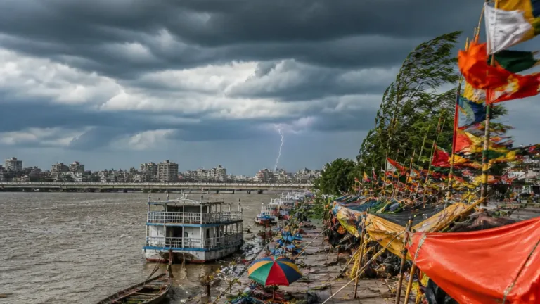 IMD issues weather alert for 17 Bihar districts; winds up to 40 kmph, light rain likely